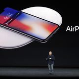 Auch unter Cook blieben aber Pannen nicht aus. Die Airpower genannte Ladematte wurde 2017 gemeinsam mit dem iPhone X vorgestellt. In den Handel kam sie aber nie: Wegen Überhitzungsproblemen wurde Aipower immer weiter verschoben – und schließlich 2019 offiziell beerdigt.