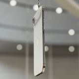 Das wichtigste Produkt des Konzerns hat sich seit Cooks Amtsantritt stark verändert – auch wenn Kritiker dem iPhone einen Mangel an Innovation vorwerfen. Unter Cook wuchsen das Display sowie die Zahl der Kameras. Vor allem hat man mittlerweile mehr Auswahl: Während es nur ein iPhone 4s gab, sind es in der aktuellen Generation fünf verschiedene Modelle. Das iPhone Air hätte wohl auch Steve Jobs sehr gut gefallen.