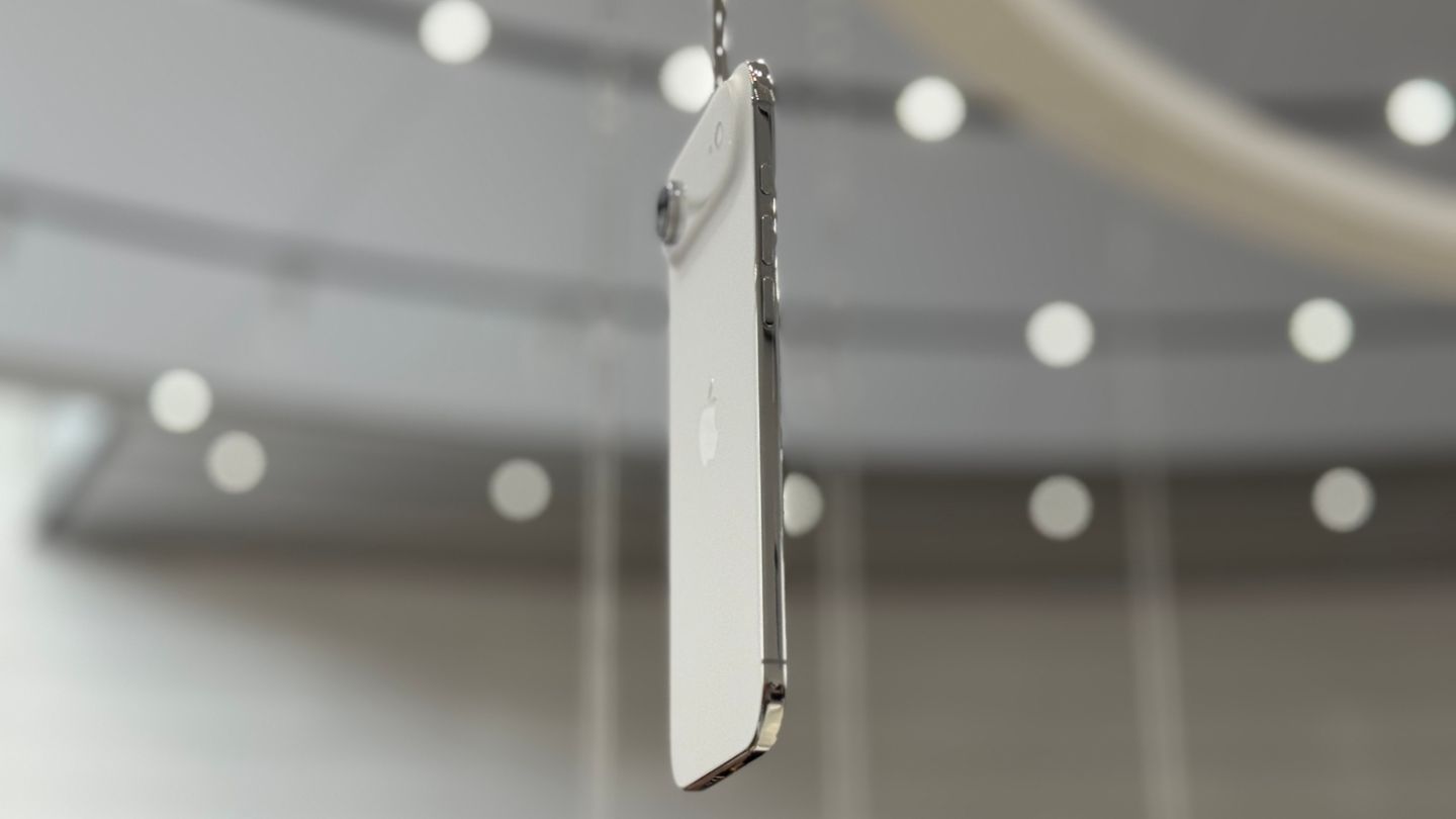 Das wichtigste Produkt des Konzerns hat sich seit Cooks Amtsantritt stark verändert – auch wenn Kritiker dem iPhone einen Mangel an Innovation vorwerfen. Unter Cook wuchsen das Display sowie die Zahl der Kameras. Vor allem hat man mittlerweile mehr Auswahl: Während es nur ein iPhone 4s gab, sind es in der aktuellen Generation fünf verschiedene Modelle. Das iPhone Air hätte wohl auch Steve Jobs sehr gut gefallen.