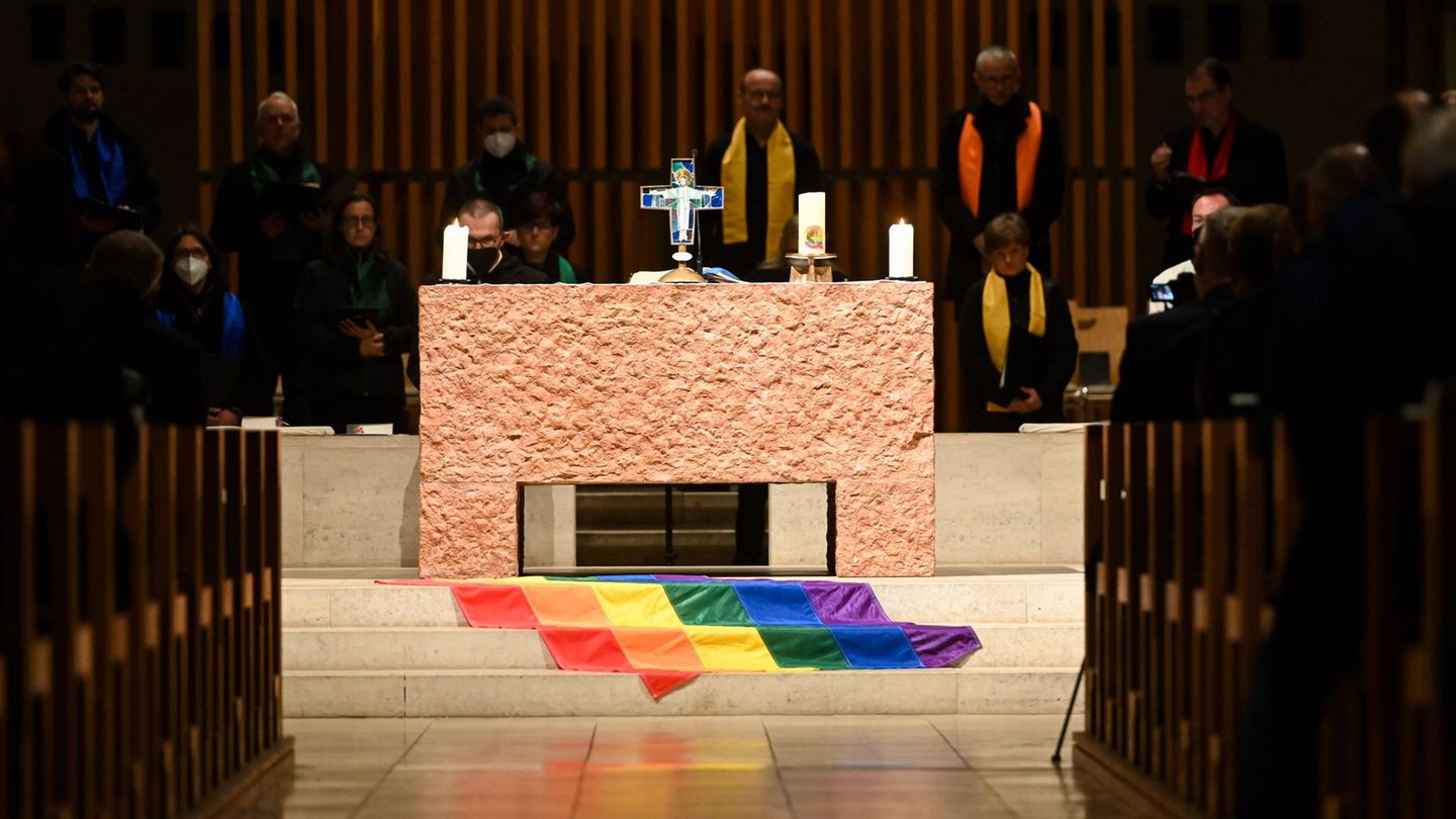Die katholische Kirche und die Regenbogenflagge - keine unkomplizierte Beziehung. (Archivfoto) Foto: Tobias Hase/dpa