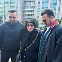 Die Hinterbliebenen der in Istanbul verstorbenen Familie aus Hamburg sind zum Prozessauftakt in Begleitung ihres Anwalts Yasar B