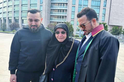 Die Hinterbliebenen der in Istanbul verstorbenen Familie aus Hamburg sind zum Prozessauftakt in Begleitung ihres Anwalts Yasar B