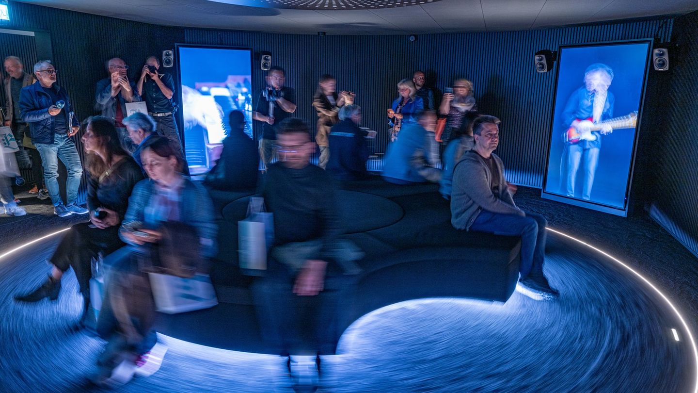 In einem speziellen Raum bekommen die Besucher der Landesausstellung aus verschiedenen Richtungen etwas auf die Ohren. Foto: Arm