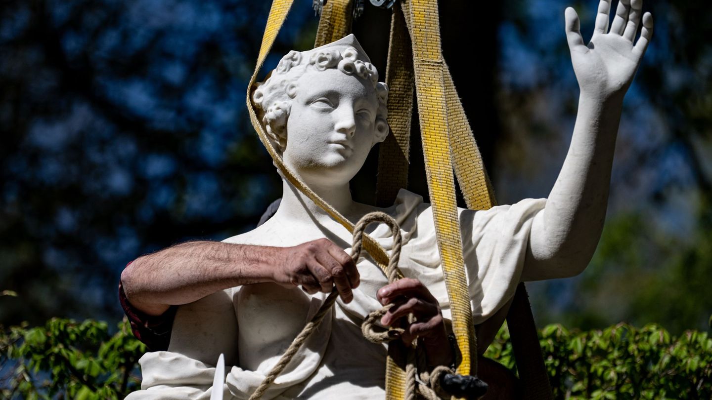 Auf Sockel gehoben: Musen-Skulpturen im Park Sanssouci kehren restauriert zurück