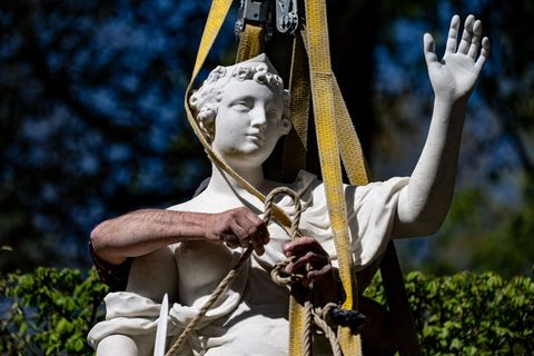 Die Skulptur der Melpomene wird eng mit Seilen gesichert. Foto: Fabian Sommer/dpa