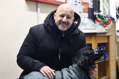 Detlef Steves hat ein großes Herz für Hunde - hier bei einer Spendenaktion in einem Tierheim.