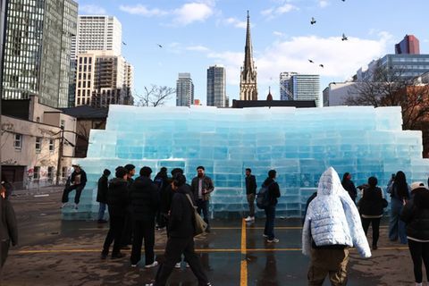 Unter diesen Eisblöcken verbirgt sich das besagte Datum.