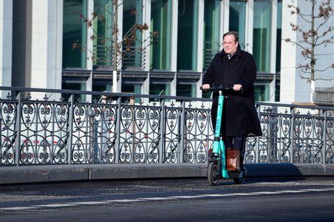 Armin Laschet auf dem E-Scooter in Berlin