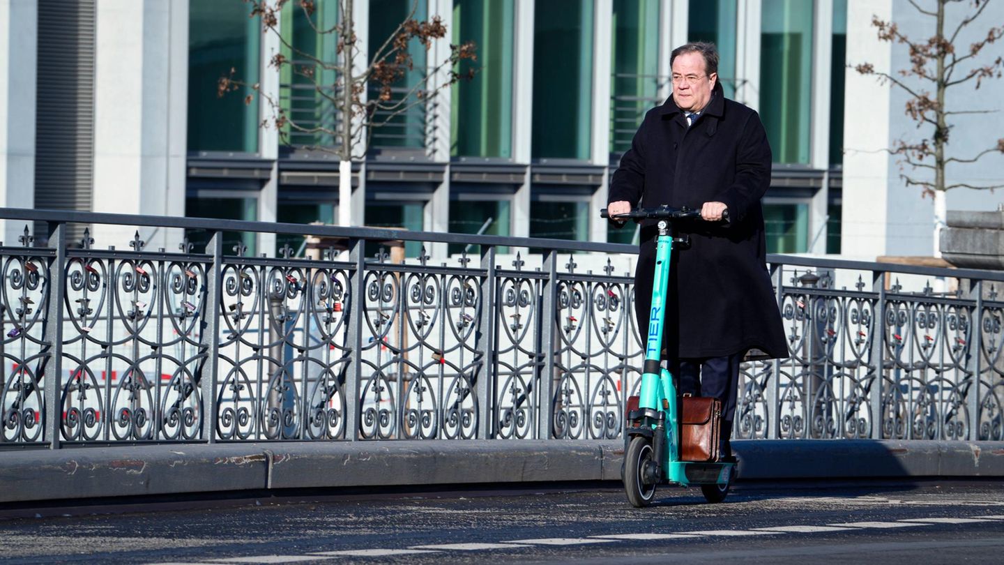 CDU-Politiker: Armin Laschet verletzt sich bei E-Scooter-Unfall