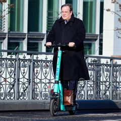 Armin Laschet auf dem E-Scooter in Berlin