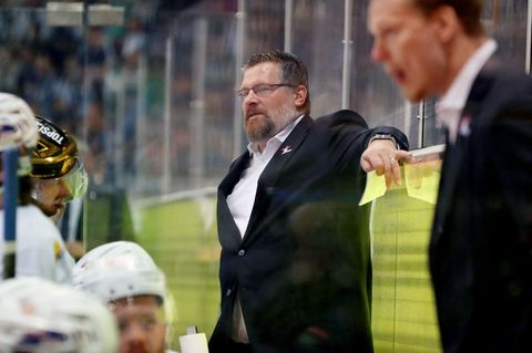 Bohuslav Subr (M) übernimmt die Trainerposition bei den Dresdner Eislöwen. (Archivbild) Foto: Thomas Heide/dpa