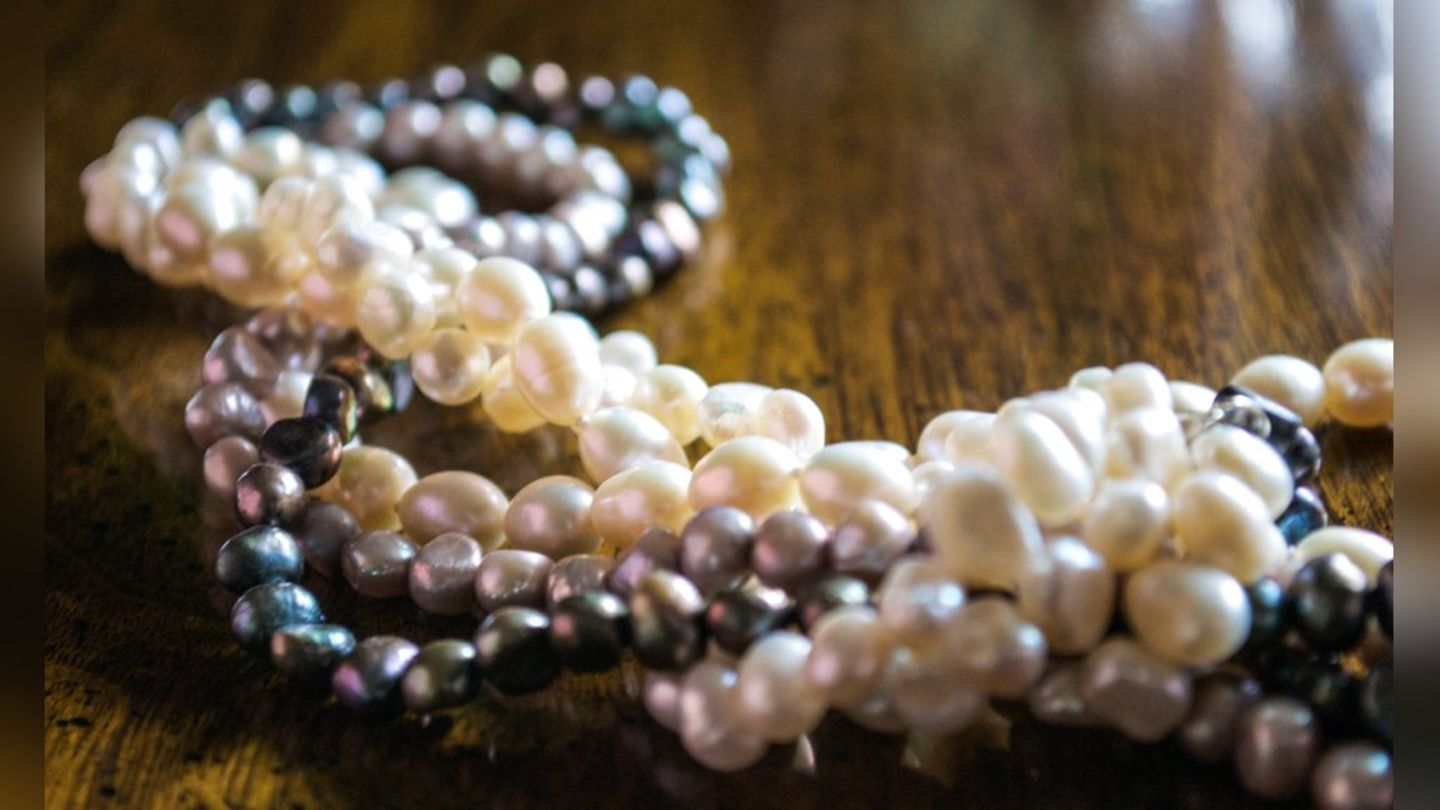 Unkonventionelle Perlen gehören zu den Schmucktrends im Frühling 2026.