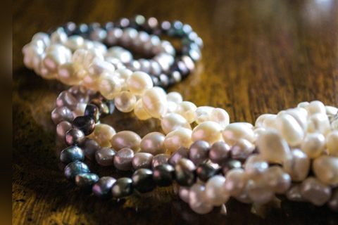 Unkonventionelle Perlen gehören zu den Schmucktrends im Frühling 2026.