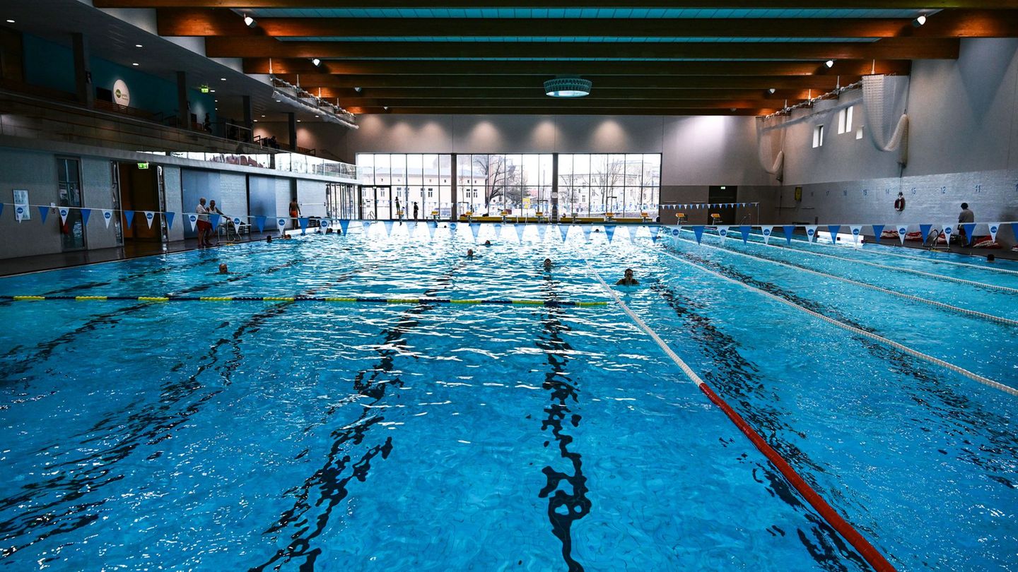 Schwimmen in Potsdam wird teurer. (Archivbild) Foto: Soeren Stache/dpa/ZB