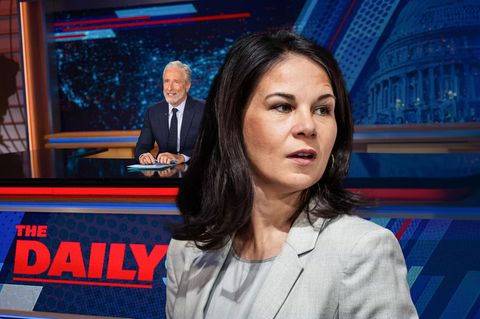 Eine Montage mit Annalena Baerbock und Jon Stewart