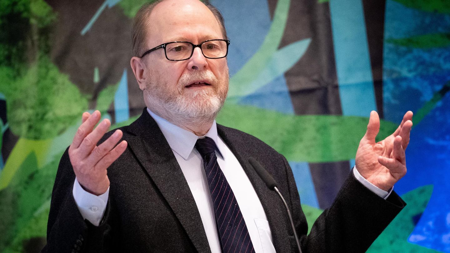 Nach seinem Geiseldrama zeigte sich der Hamburger immer seltener in der Öffentlichkeit. Hier spricht Jan Philipp Reemtsma auf der Jahreskonferenz von Netzwerk Recherche 2019. 