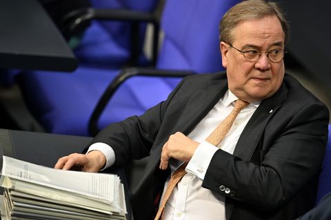 Armin Laschet im Plenarsaal des Bundestags - inzwischen trägt er eine Armstütze (Archivfoto) Foto: Lilli Förter/dpa