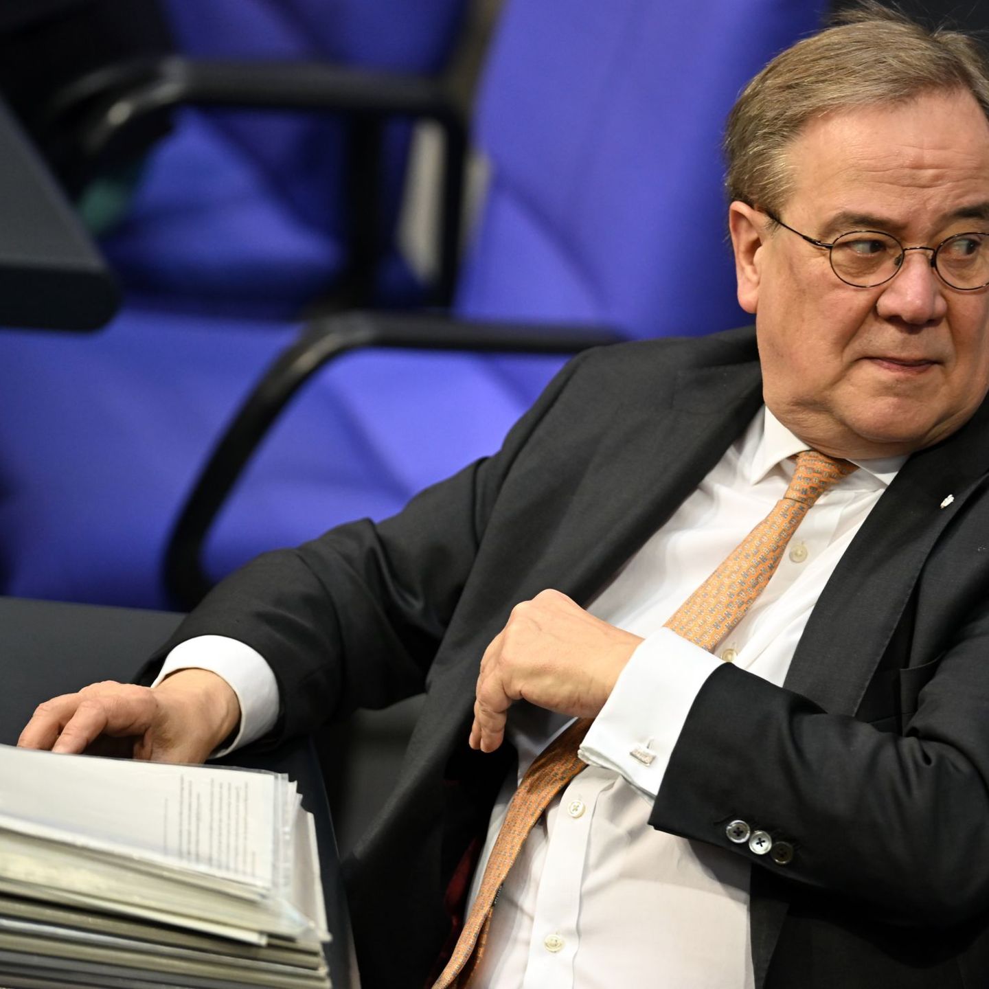 Armin Laschet im Plenarsaal des Bundestags - inzwischen trägt er eine Armstütze (Archivfoto) Foto: Lilli Förter/dpa