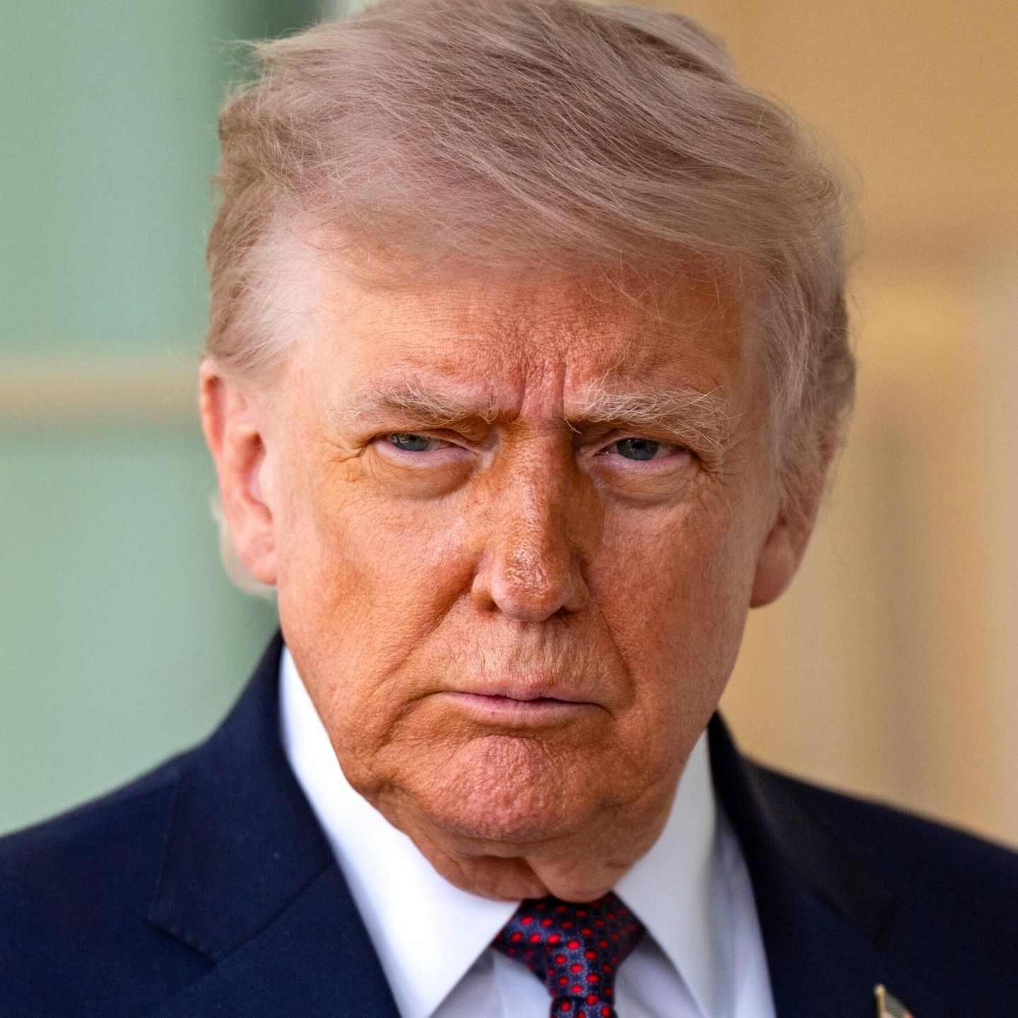 „Bitte tut ihnen nichts an! Das wäre ein sehr guter Start für die Verhandlungen!“, schreibt Donald Trump in einem Truth-Post