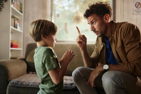 Ein Vater bei der strengen Erziehung