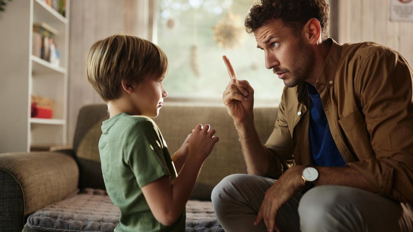 Ein Vater bei der strengen Erziehung