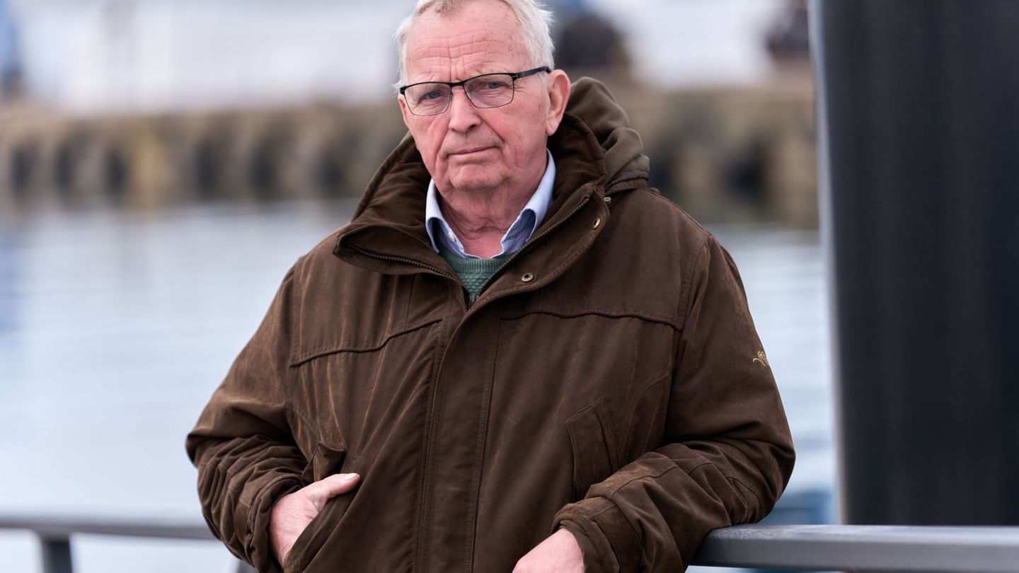 Laut Umweltminister Till Backhaus (SPD) soll der gestrandete Wal eine Art Korsett aus mit Sand gefüllten Big Bags bekommen. (Arc