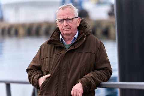 Laut Umweltminister Till Backhaus (SPD) soll der gestrandete Wal eine Art Korsett aus mit Sand gefüllten Big Bags bekommen. (Arc