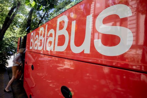 Das Unternehmen BlaBlaCar stellt sein Busnetz ein. (Archivbild) Foto: Christoph Soeder/dpa