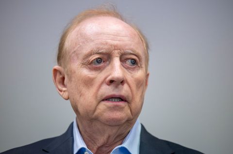 Bleibt wegen Krankheit auf freiem Fuß: Alfons Schuhbeck. (Archivbild) Foto: Peter Kneffel/dpa