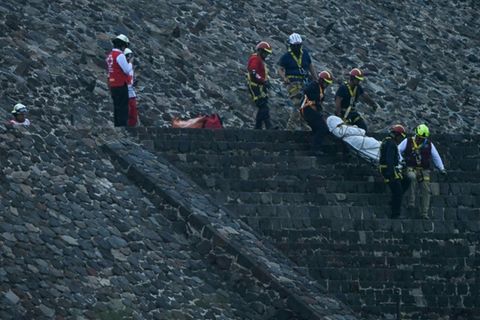 Einsatzkräfte mit einer Leiche in Teotihuacán