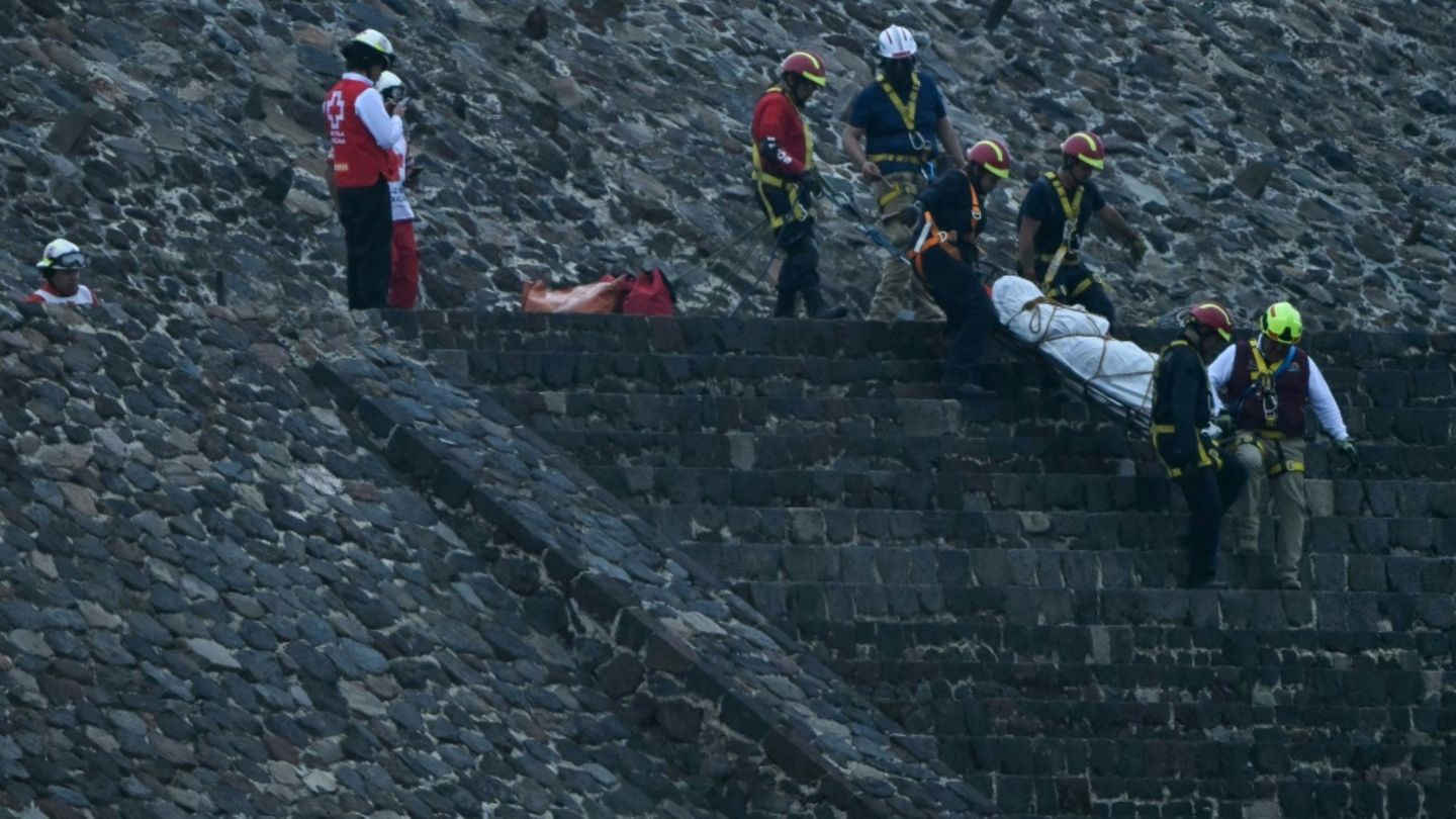 Einsatzkräfte mit einer Leiche in Teotihuacán