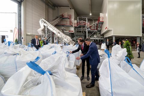 Zur Eröffnung kam Ministerpräsident Boris Rhein (CDU, r). Foto: Andreas Arnold/dpa