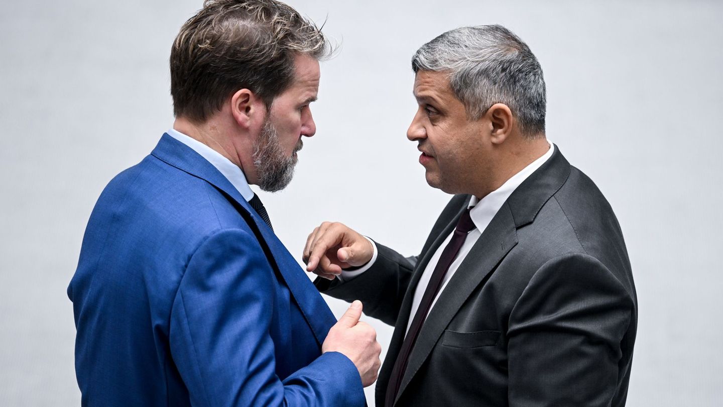 Die Vorsitzenden der CDU-Fraktion Dirk Stettner (l) und der SPD-Fraktion Raed Saleh (r) sind sich bei vielen Gesetzesvorhaben ei