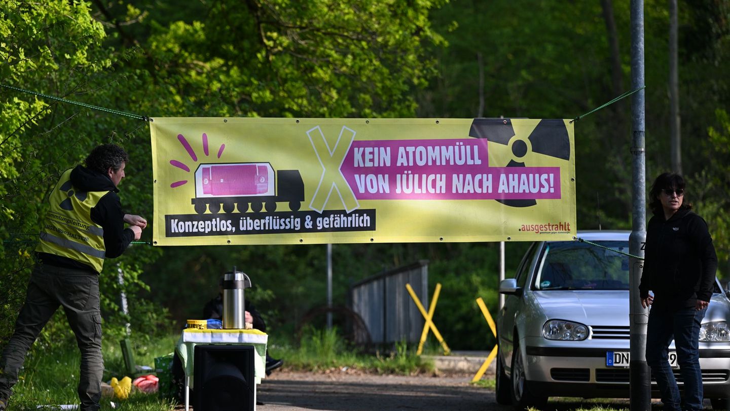 Eine Mahnwache von Atomkraftgegnern in Jülich. Foto: Federico Gambarini/dpa