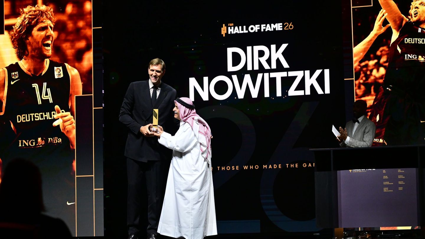 Dirk Nowitzki gehört nun zur Hall of Fame des Basketball-Weltverbandes. Foto: Sebastian Gollnow/dpa