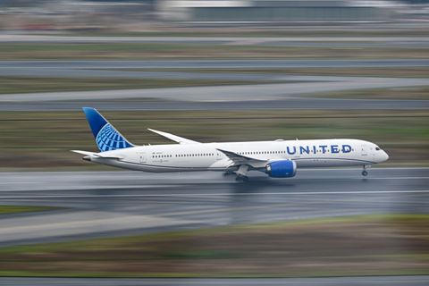 United Airlines muss die Gewinnprognose für dieses Jahr reduzieren. (Archivbild) Foto: Arne Dedert/dpa