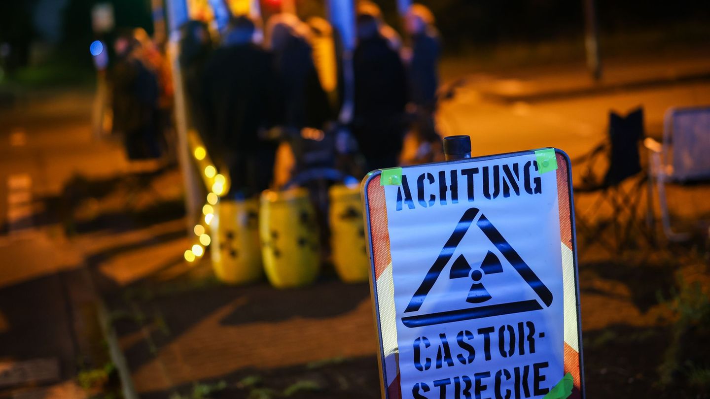 In Bottrop wollen die Demonstranten auf einer Autobahnbrücke in Sichtweite der mutmaßlichen Transportroute demonstrieren. Foto: