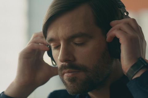 Der blinde Roman (Bart Kelchtermans) tritt einen neuen Job bei der Polizei von Rotterdam an. Er hört, was die meisten anderen Menschen "überhören" – und kann den Behörden so wertvolle Hinweise geben. Sechs Folgen der niederländischen Serie zeigt das ZDF an drei Sonntagabenden oder in der ZDF-Mediathek.