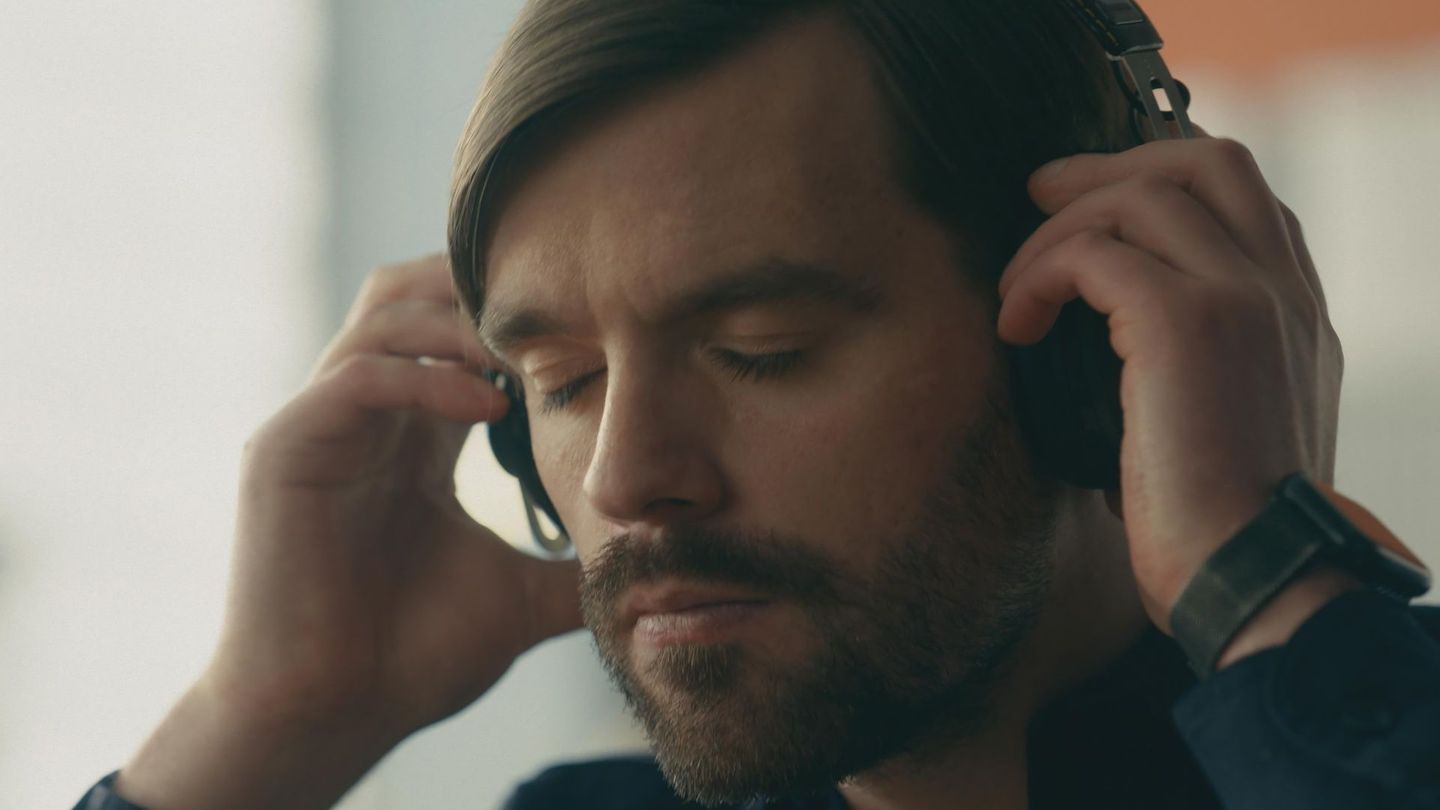 Der blinde Roman (Bart Kelchtermans) tritt einen neuen Job bei der Polizei von Rotterdam an. Er hört, was die meisten anderen Menschen "überhören" – und kann den Behörden so wertvolle Hinweise geben. Sechs Folgen der niederländischen Serie zeigt das ZDF an drei Sonntagabenden oder in der ZDF-Mediathek.