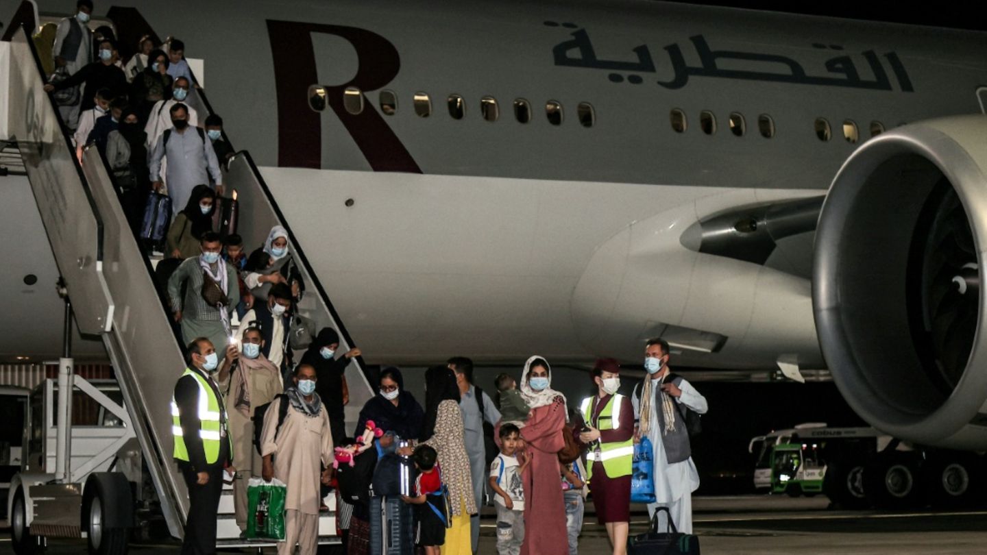 Flüchtlinge aus Afghanistan 2021 am Flughafen Doha
