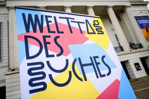 Die Stiftung Lesen verschenkt zum Welttag des Buches Bücher für Viert- und Fünfklässler. (Symbobild) Foto: Sina Schuldt/dpa