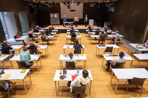 Die Abiturprüfungen im Freistaat beginnen. (Archivbild) Foto: Peter Kneffel/dpa