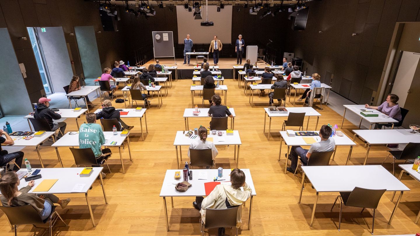 Die Abiturprüfungen im Freistaat beginnen. (Archivbild) Foto: Peter Kneffel/dpa