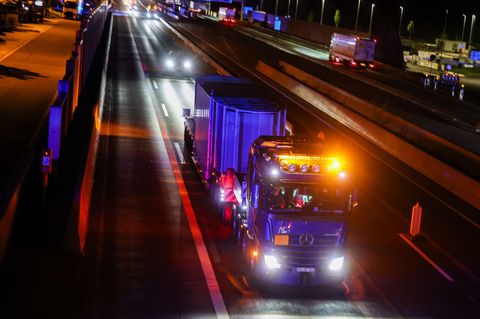 Die Transportroute führte erneut über mehrere gesperrte Autobahnabschnitte. Foto: Christoph Reichwein/dpa