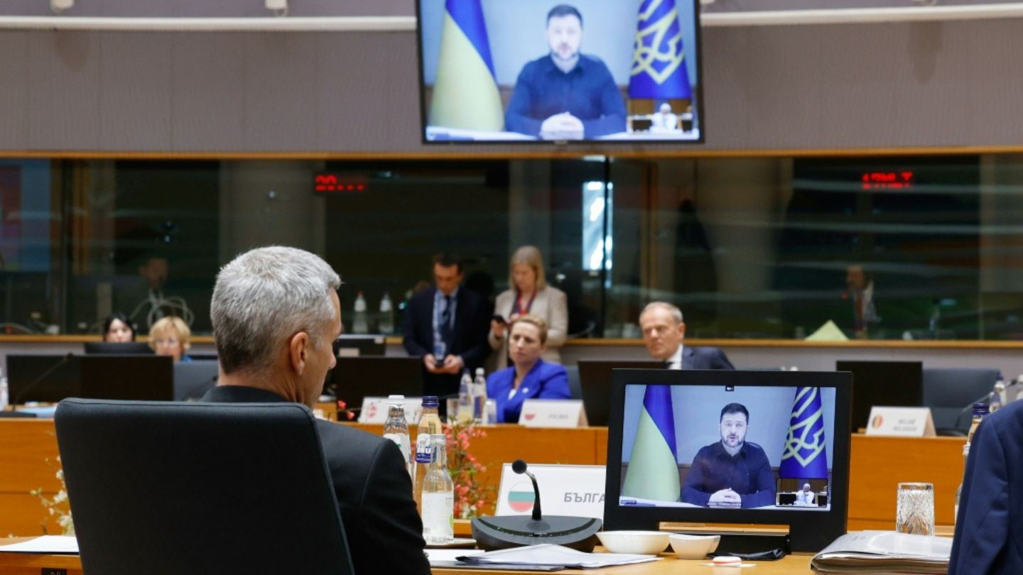 Der ukrainische Präsident Selenskyj spricht per Videoschaltung auf dem EU-Gipfel im März