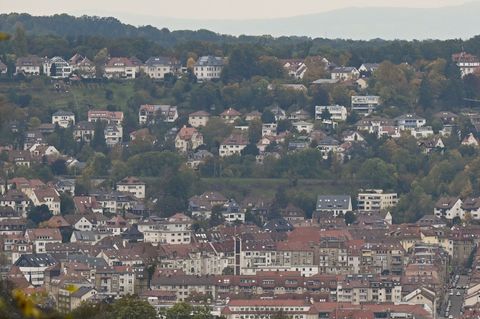 Wohnhäuser in Stuttgart. Eigentümer in teuren Großstädten werden von der Neuregelung der Grundsteuer härter getroffen als Eigent