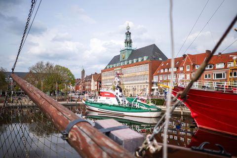 In Emden fand 2000 die erste Nationale Maritime Konferenz statt. Foto: Sina Schuldt/dpa