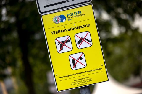 Ein Schild weist auf die Waffenverbotszone auf dem Wiener Platz in Köln hin. (Archivfoto) Foto: Thomas Banneyer/dpa