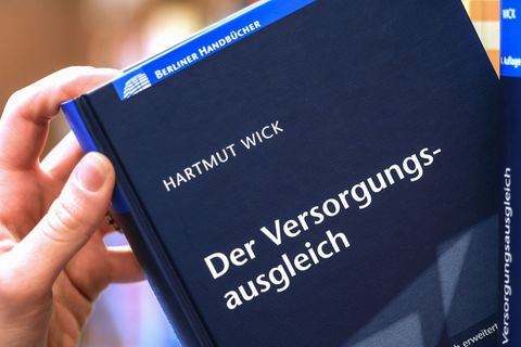 Beim Versorgungsausgleich geht es darum, für den Zeitraum der Ehe einen Ausgleich in Bezug auf die späteren Rentenansprüche herz