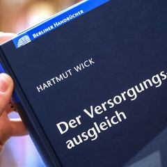 Beim Versorgungsausgleich geht es darum, für den Zeitraum der Ehe einen Ausgleich in Bezug auf die späteren Rentenansprüche herz